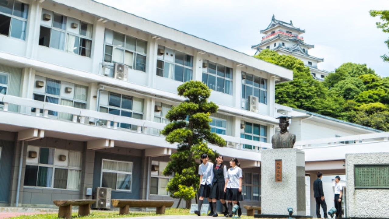 早稲田佐賀中学校・高等学校の校舎